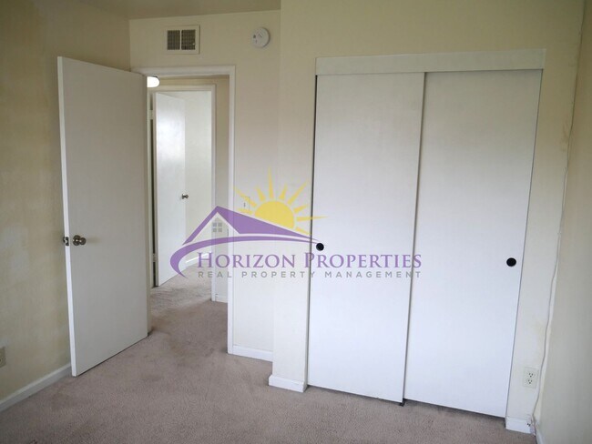 Building Photo - 3 Bed 2.5 Bath 1,380 sqft Townhome in Carmichael