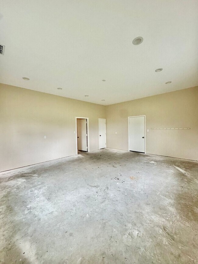 Building Photo - Elegant Estate in the Country Club Setting-Mother in law suite