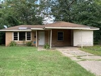Building Photo - Spacious 3 Bedroom Home