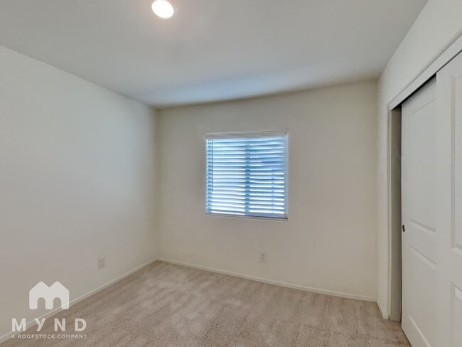 Building Photo - 282 S Oak St