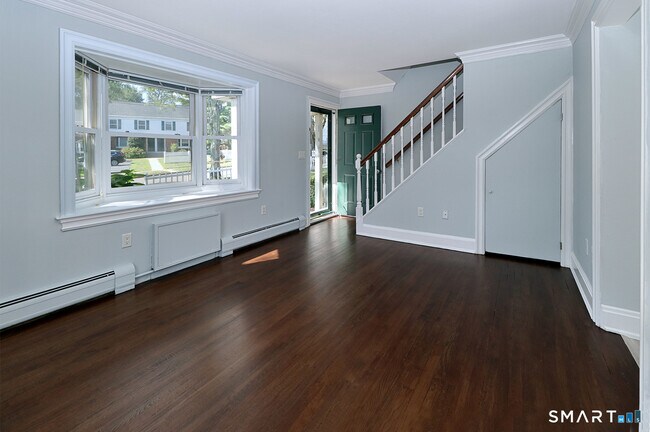 Building Photo - 240 Sunnyridge Ave
