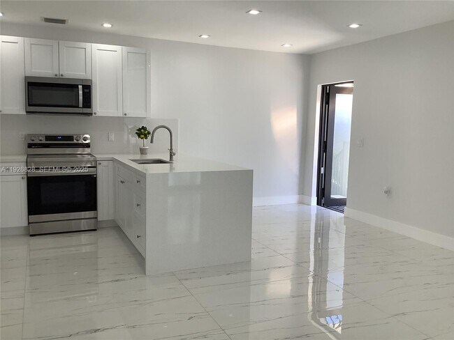 Building Photo - 1653 SW 17th Terrace