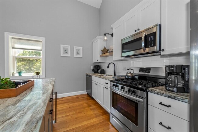 Building Photo - 60 Hermon St