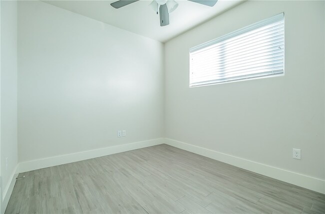 Building Photo - 350 W Kinniburgh Dr