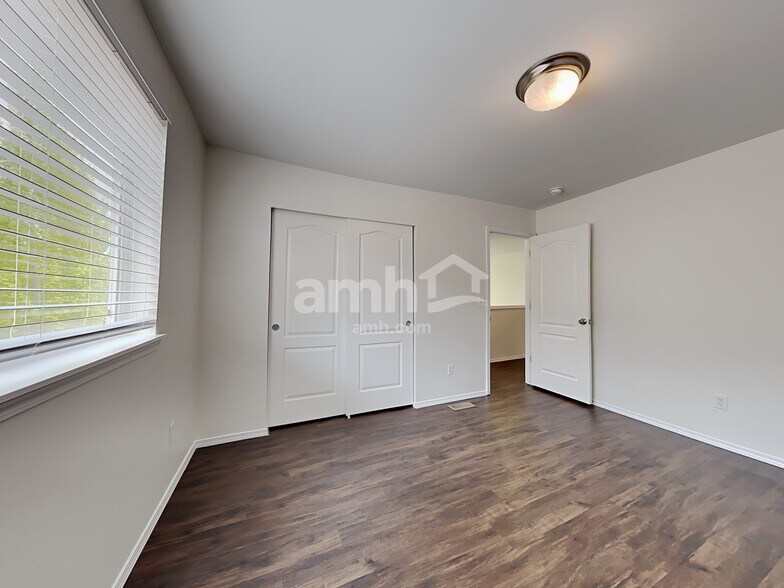 Building Photo - 304 Phoenix Ave SW
