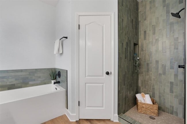 Building Photo - 3817 Newland Dr