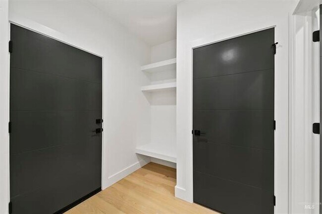 Building Photo - AstoriaTownHome