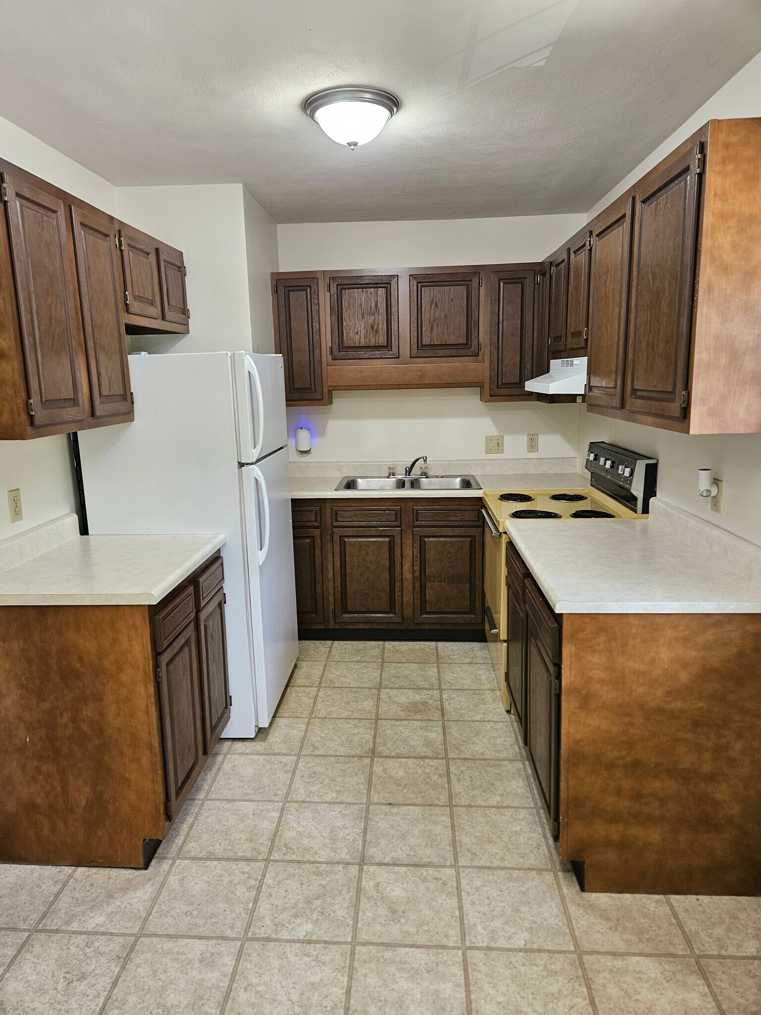 Building Photo - 2146 Tanglewood Ave