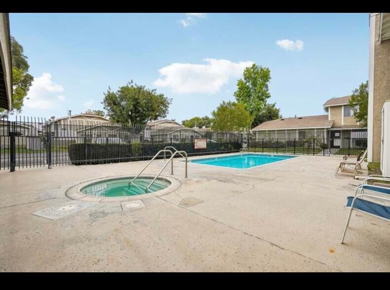 Building Photo - 15210 Shadybend Dr
