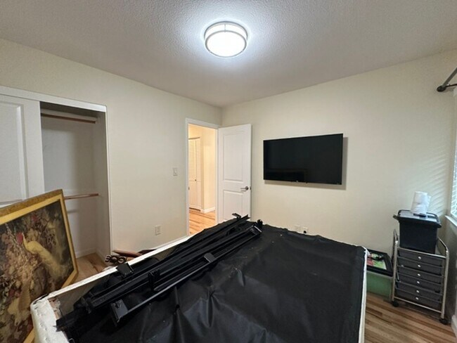 Building Photo - Stunning END-UNIT 3-bedroom condominium located in Agoura Hills