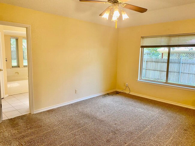 Building Photo - Lovely Home in Downtown Granbury