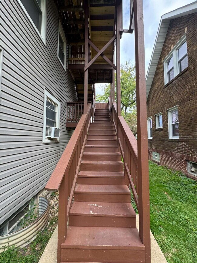 Building Photo - Spacious 2-Bedroom Apartment in Chicago Heights with Parking & Private Entrances