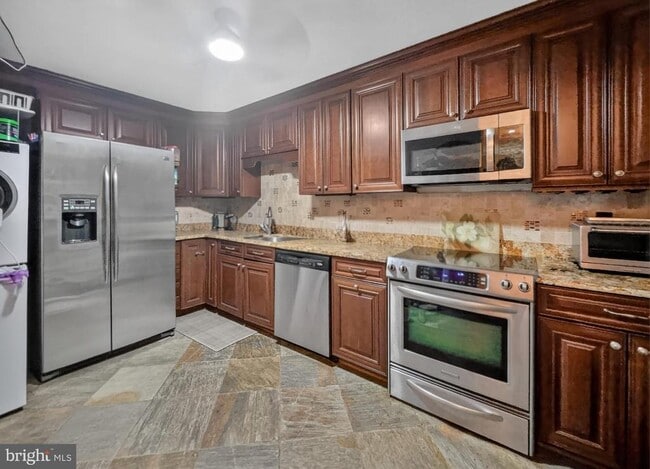 Building Photo - 8370 Greensboro Dr