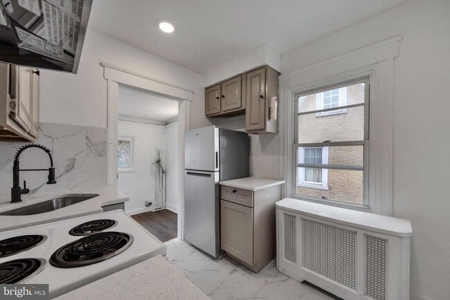 Building Photo - 12 Montrose Ave