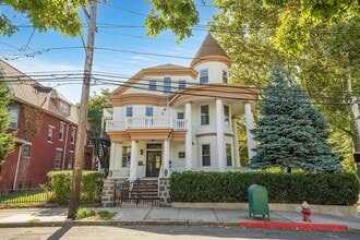 Building Photo - 880 Summit Ave