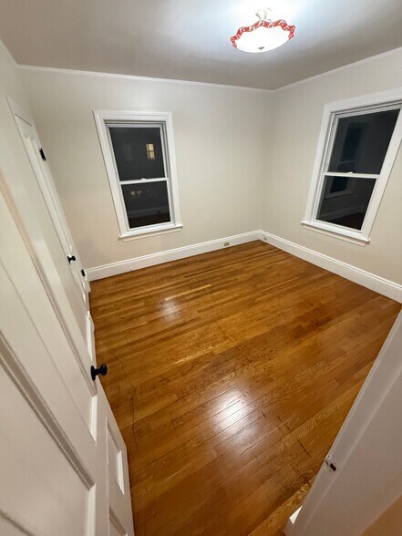 Building Photo - 256-258 Gibson St