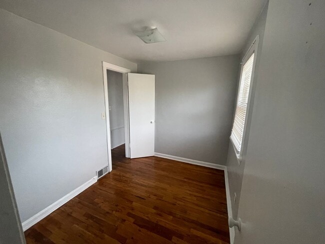 Building Photo - Large 1 Br upstairs apartment - with 2 bon...