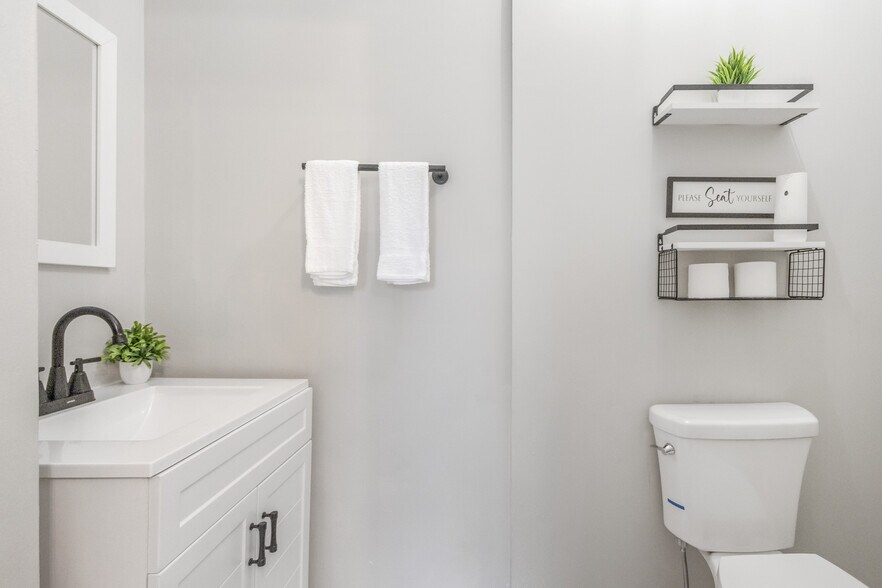 Building Photo - 1235 N Bond St