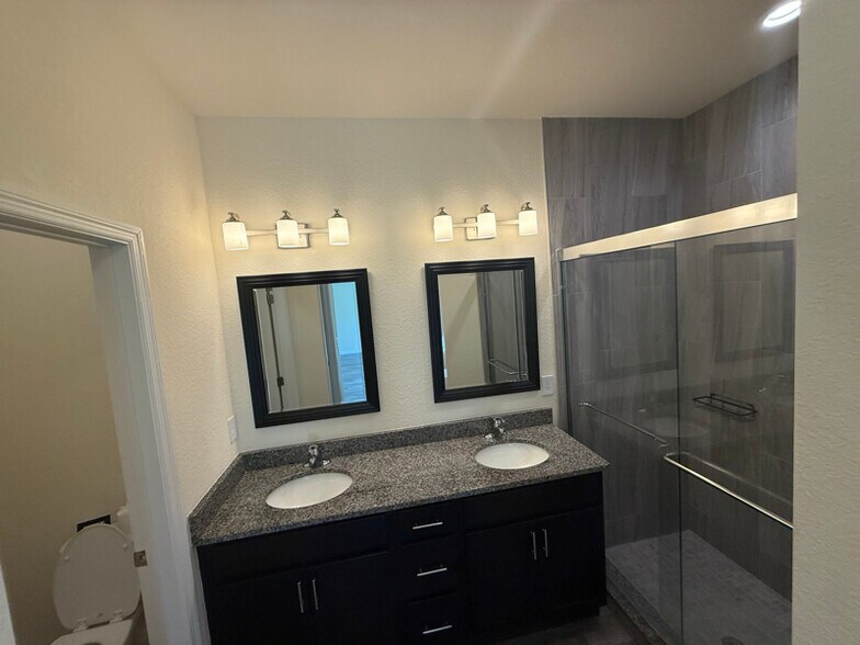 Building Photo - 1136 S Hilton Cir