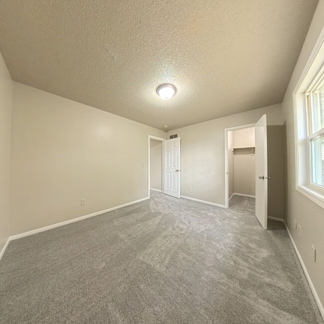 Building Photo - 3 Bedroom 1 Bath Duplex