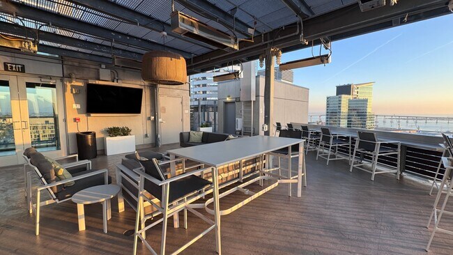 Building Photo - Urban Living with Iconic Views