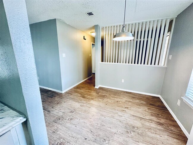 Building Photo - 1912 Valley Hill Cir