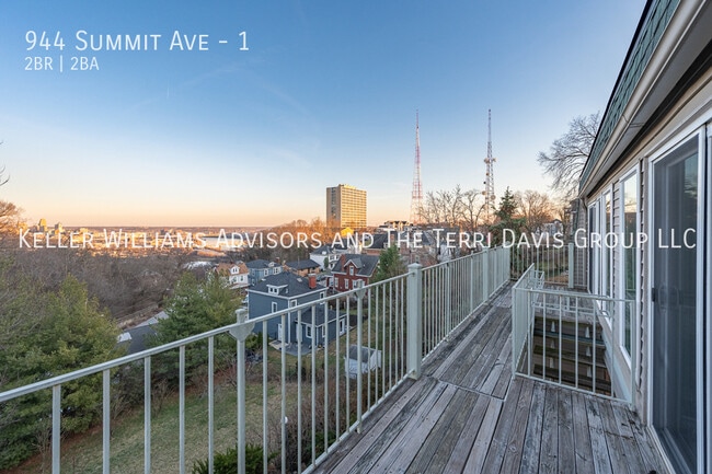 Building Photo - 944 Summit Ave