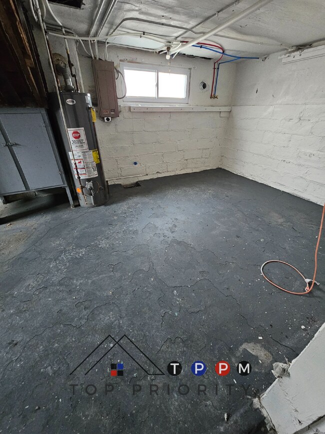 Building Photo - 3 Bedroom | 1 Bathroom Single-Family Home ...