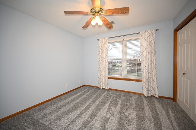 Building Photo - 4 Bedroom,2.5 Bath with 2-car garage Platt...
