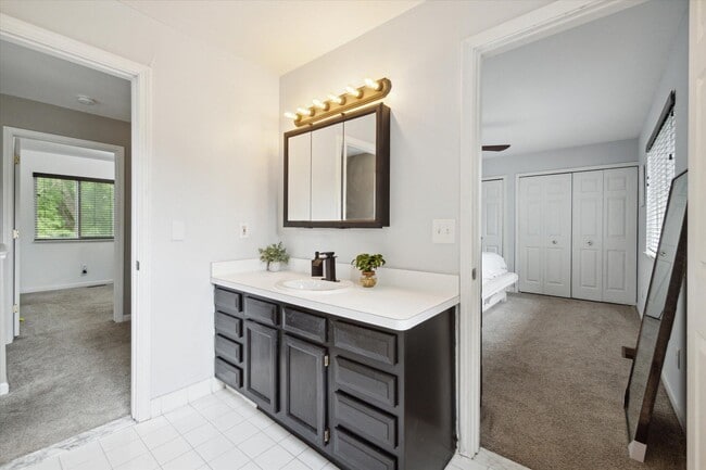 Building Photo - 578 E Mahan Ave