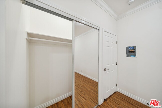 Building Photo - 6680 De Longpre Ave