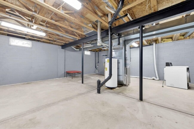 Building Photo - 8690 Kirkland Dr