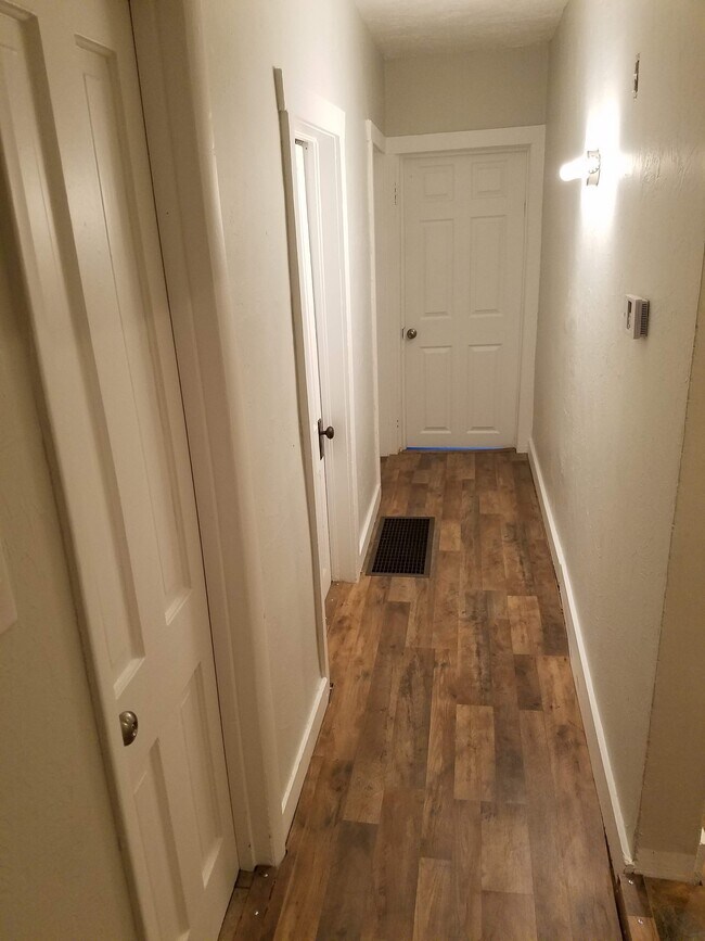 Building Photo - 831 S Edison St