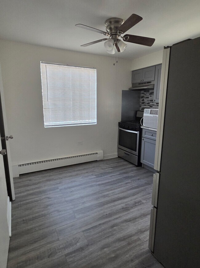 Building Photo - 14605 Des Plaines St