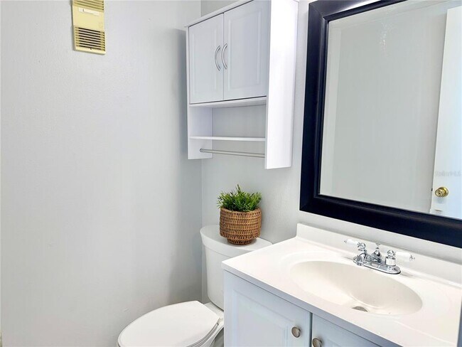 Building Photo - 2 Shine Ave