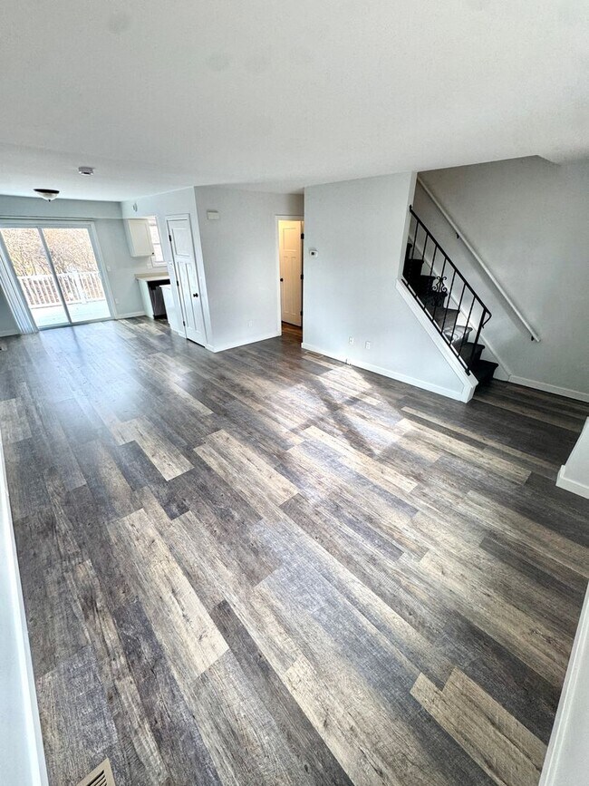 Building Photo - COMPLETELY REMODELED THREE BEDROOM Twin