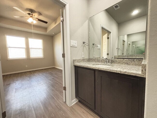 Building Photo - Luxury Living in the Heart of Cibolo!