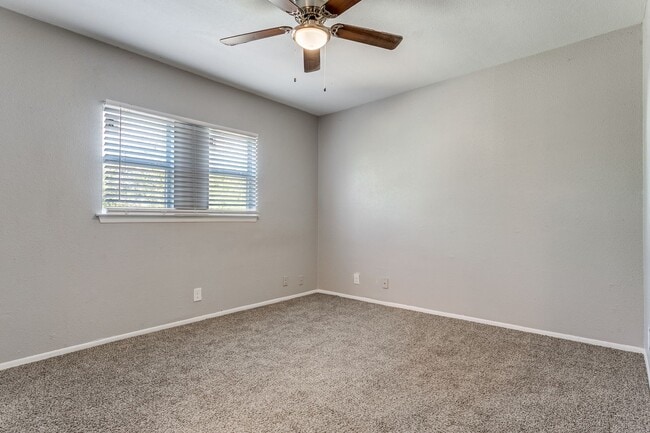 Building Photo - 4-BEDROOM ON CUL DE SAC IN SUNRISE