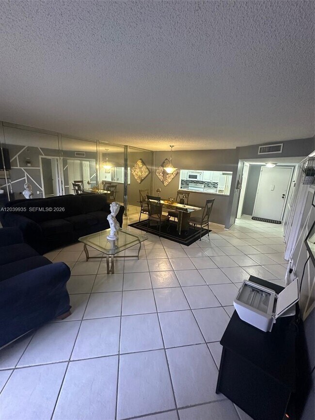 Building Photo - 4158 Inverrary Dr
