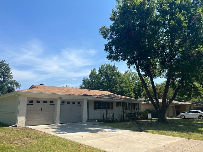 Building Photo - Custom Remodeled Home on a Tree lined street in Benbrook!!  Bonus Room could be game room extra l...