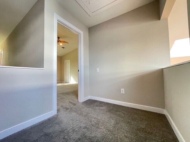 Building Photo - Dallas 3 story Loft