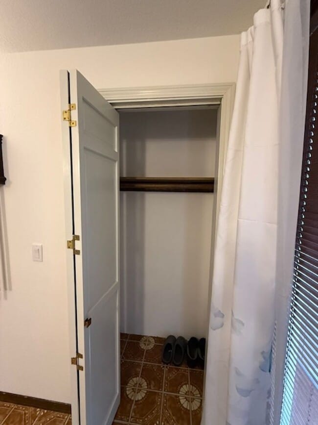 Building Photo - Spacious 3 Bedroom, 2 Bath home in Quality NB Neighborhood!