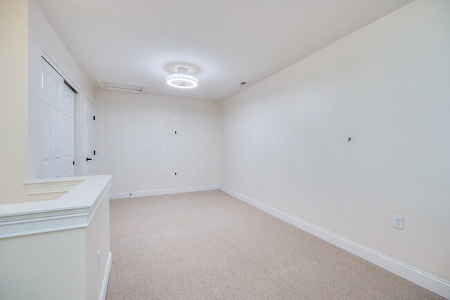 Building Photo - 208 Pointe Oakwood Way