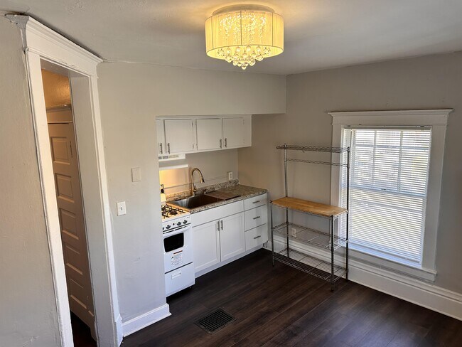 Building Photo - 334 Raymond St