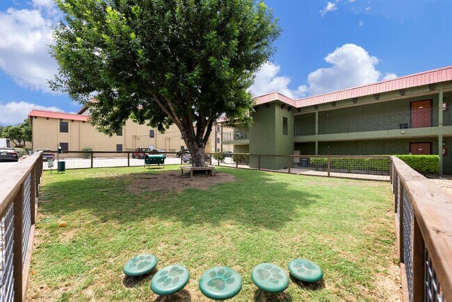 Building Photo - 2211 Lawnmont Ave