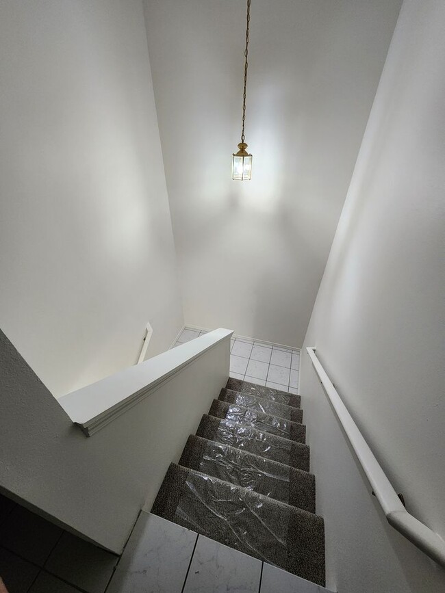 Building Photo - Spacious 3-Bed Duplex Retreat in Tacoma: 1...