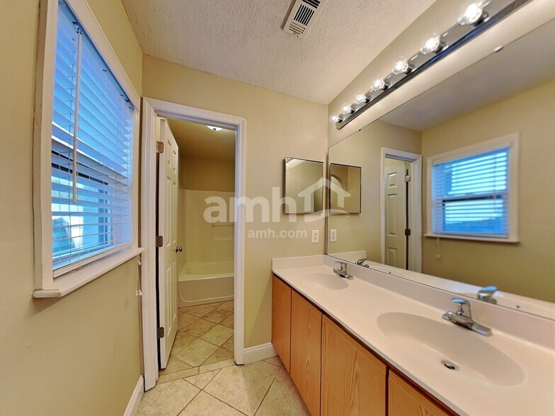 Building Photo - 574 Wekiva Bluff St