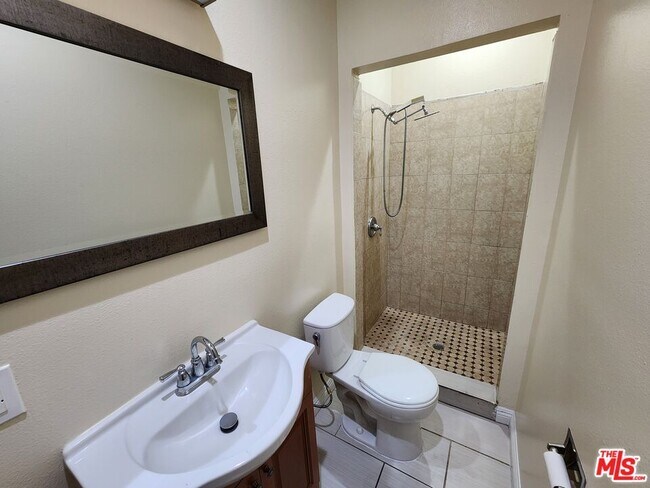 Building Photo - 750 E 40th Pl