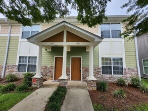 Building Photo - 3 bedroom townhome for rent right away, gated community, pool renting for $1450