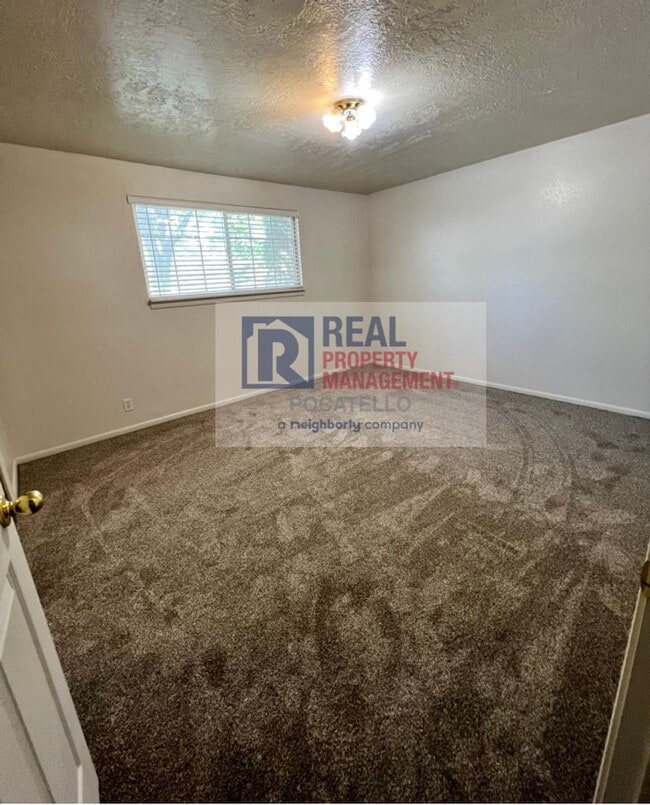 Building Photo - 2 bedroom 1 bath duplex - Single car garage
